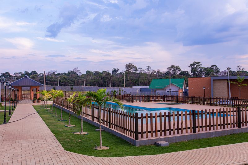 Condomínio Reserva do Bosque: Piscina e caminhos