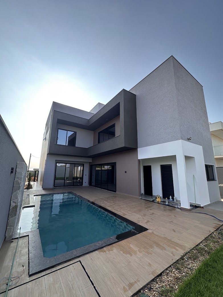Fundos da casa com piscina, de dia