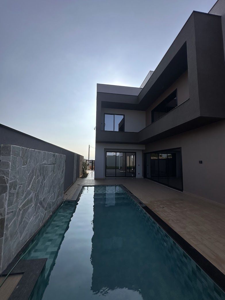 Piscina com parede de pedra, de dia