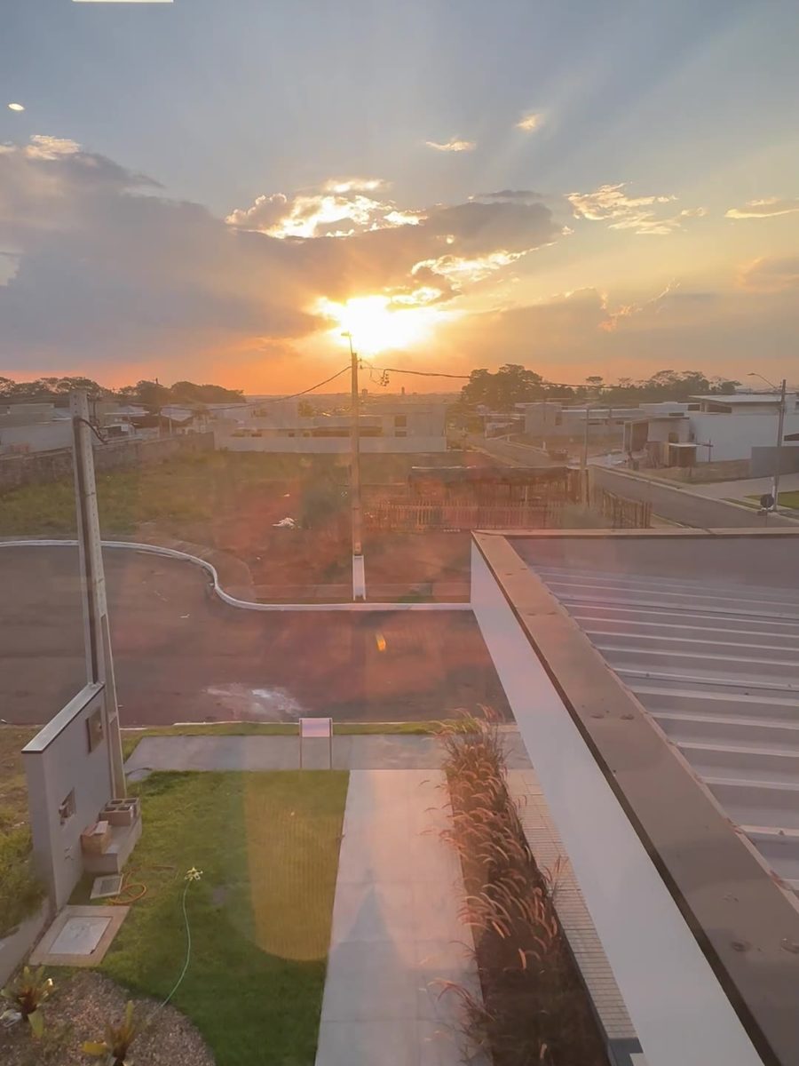 Pôr do sol sobre Cacoal visto da janela do pavimento superior